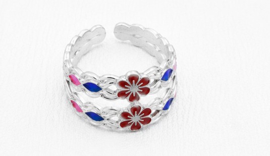 Floral Enamel 925 Sterling Silver Fancy Jodvi Toe Ring close-up view