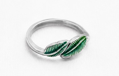 Fresh Leaf 925 Sterling Silver Green Enamel Jodvi Toe Ring for Women close-up view